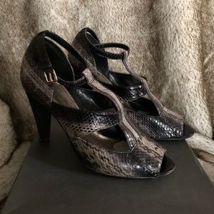 Purple and black snakeskin print pump